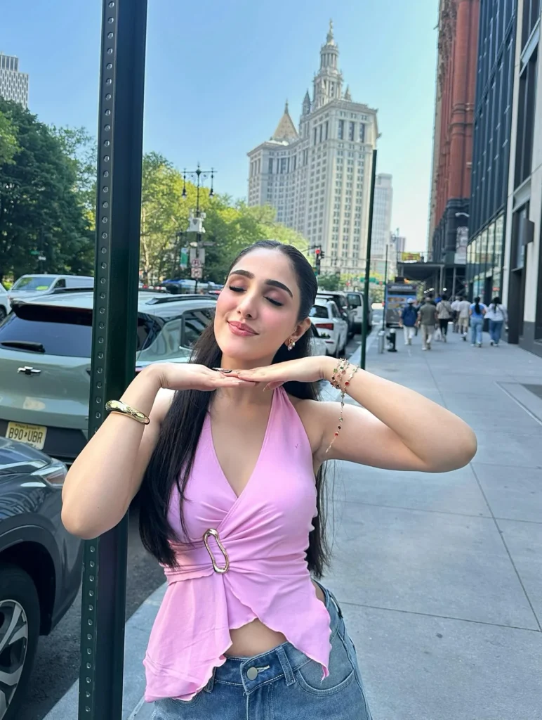 Aiza Awan New Outfit Pictures