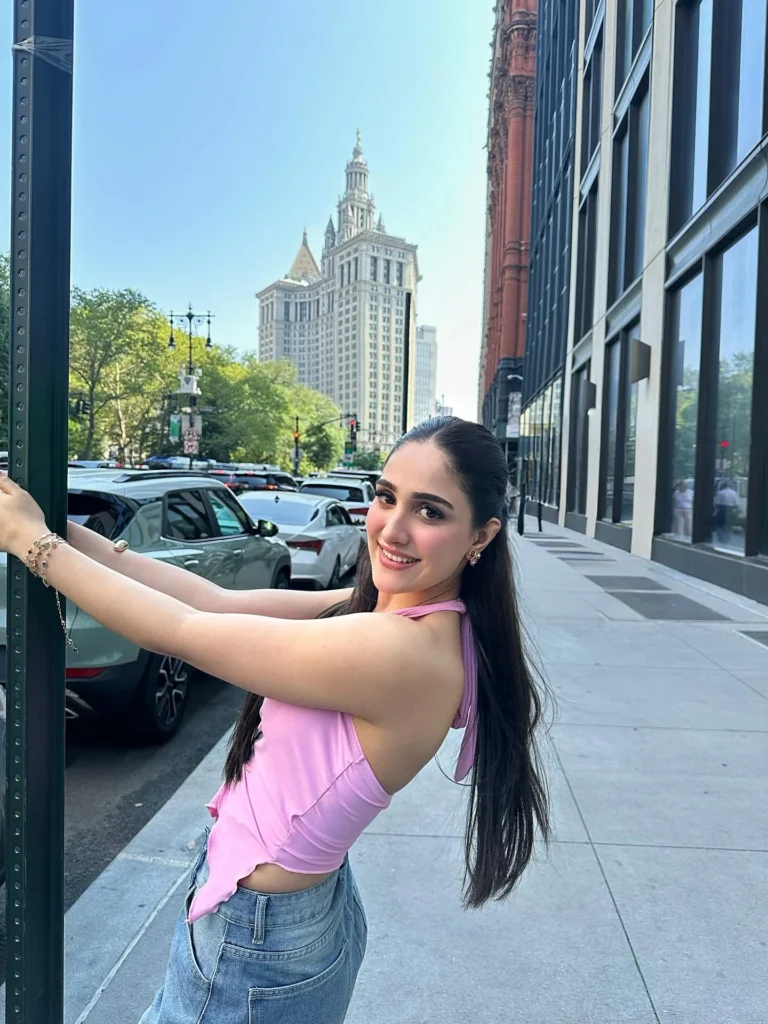 Aiza Awan New Outfit Pictures